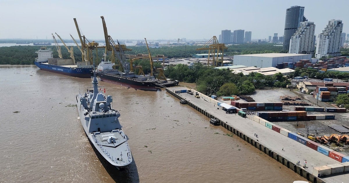 Un buque de la Armada francesa atraca en el puerto de Lotus y visita oficialmente la ciudad de Ho Chi Minh