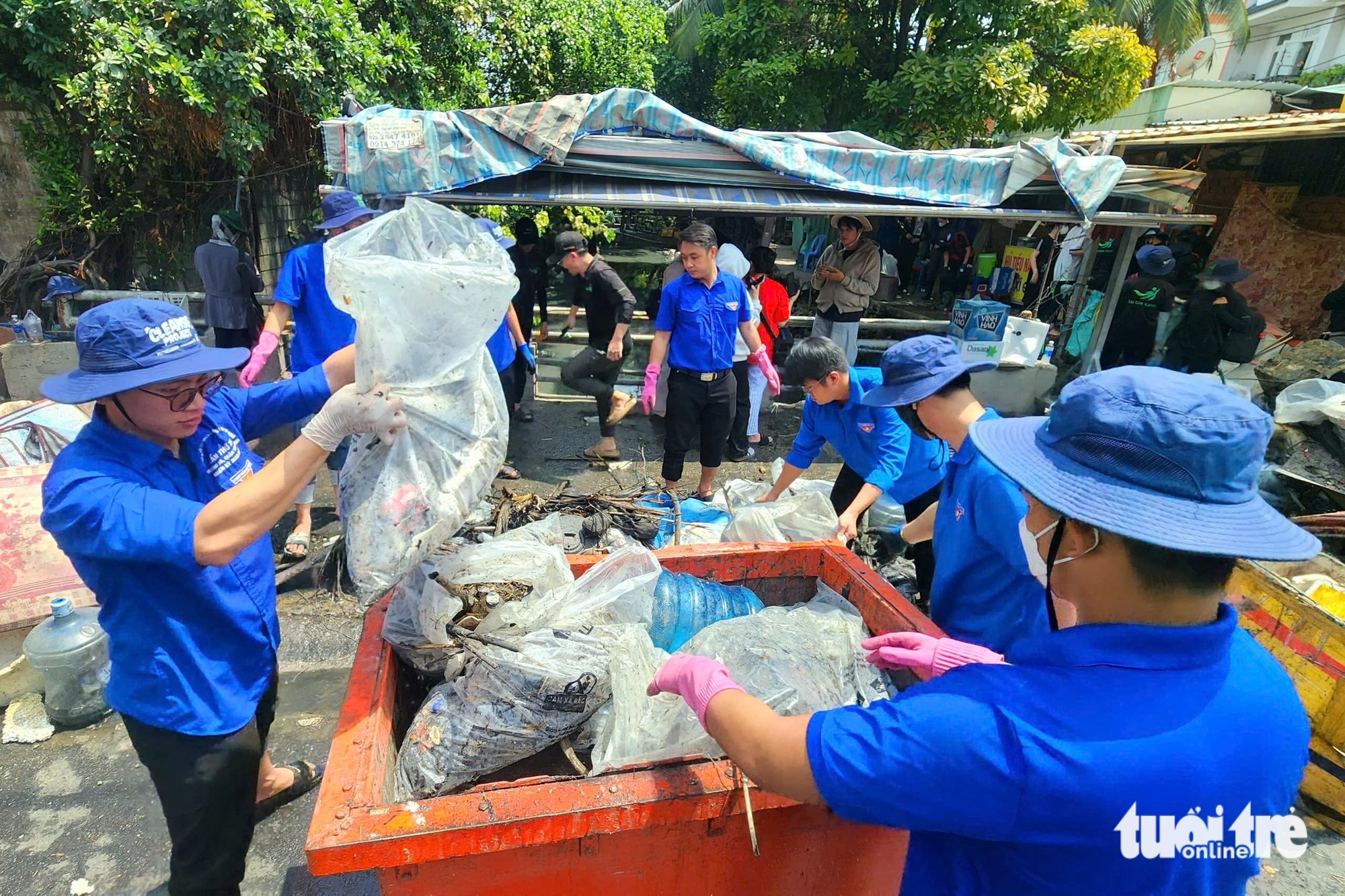 TP.HCM: Kênh Hy Vọng… tuyệt vọng vì rác được giải cứu, vớt hơn 10 tấn rác - Ảnh 7.