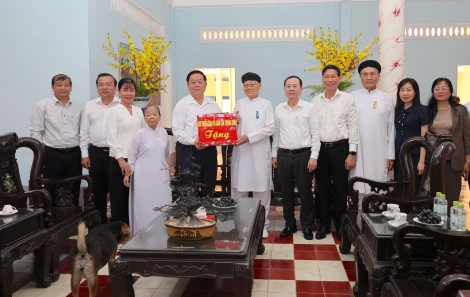 Head of the Central Propaganda and Mass Mobilization Commission visited and worked with the Head of the Tay Ninh Cao Dai Church