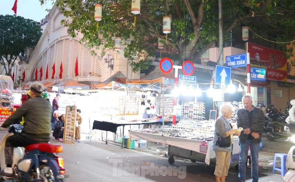 Ab heute ist es Fahrzeugen mit 16 Sitzplätzen während der Hauptverkehrszeit verboten, in der Altstadt von Hanoi zu zirkulieren. Foto 3