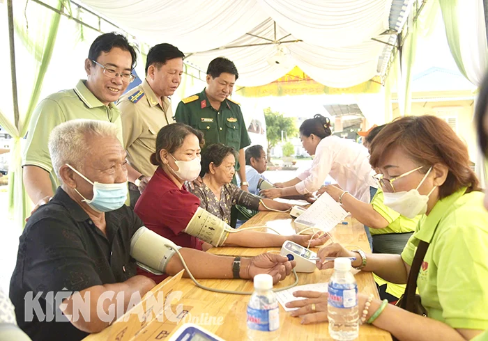 Khám bệnh, tặng quà cho nông dân và người có công