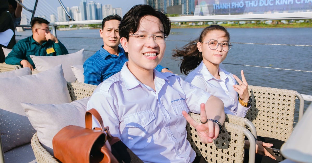 Chantons sur la ville d'Ho Chi Minh depuis la rivière historique