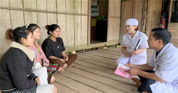 国境地帯の白いシャツを着た「天使」