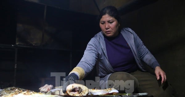 Les femmes des villages de pêcheurs transpirent à cause de leur travail « enfumé » les jours froids et pluvieux