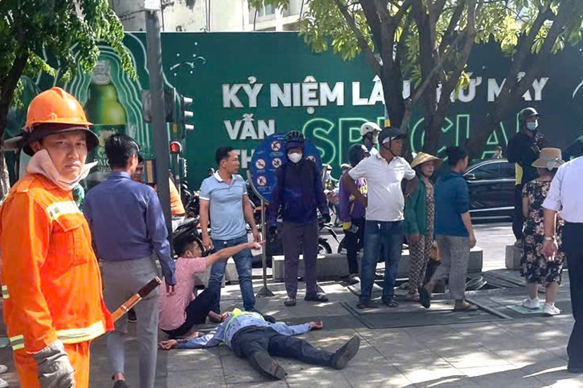 Un guardia de seguridad en una calle peatonal de Ciudad Ho Chi Minh fue golpeado cuando le recordó a un paseador de perros que no llevaba bozal.