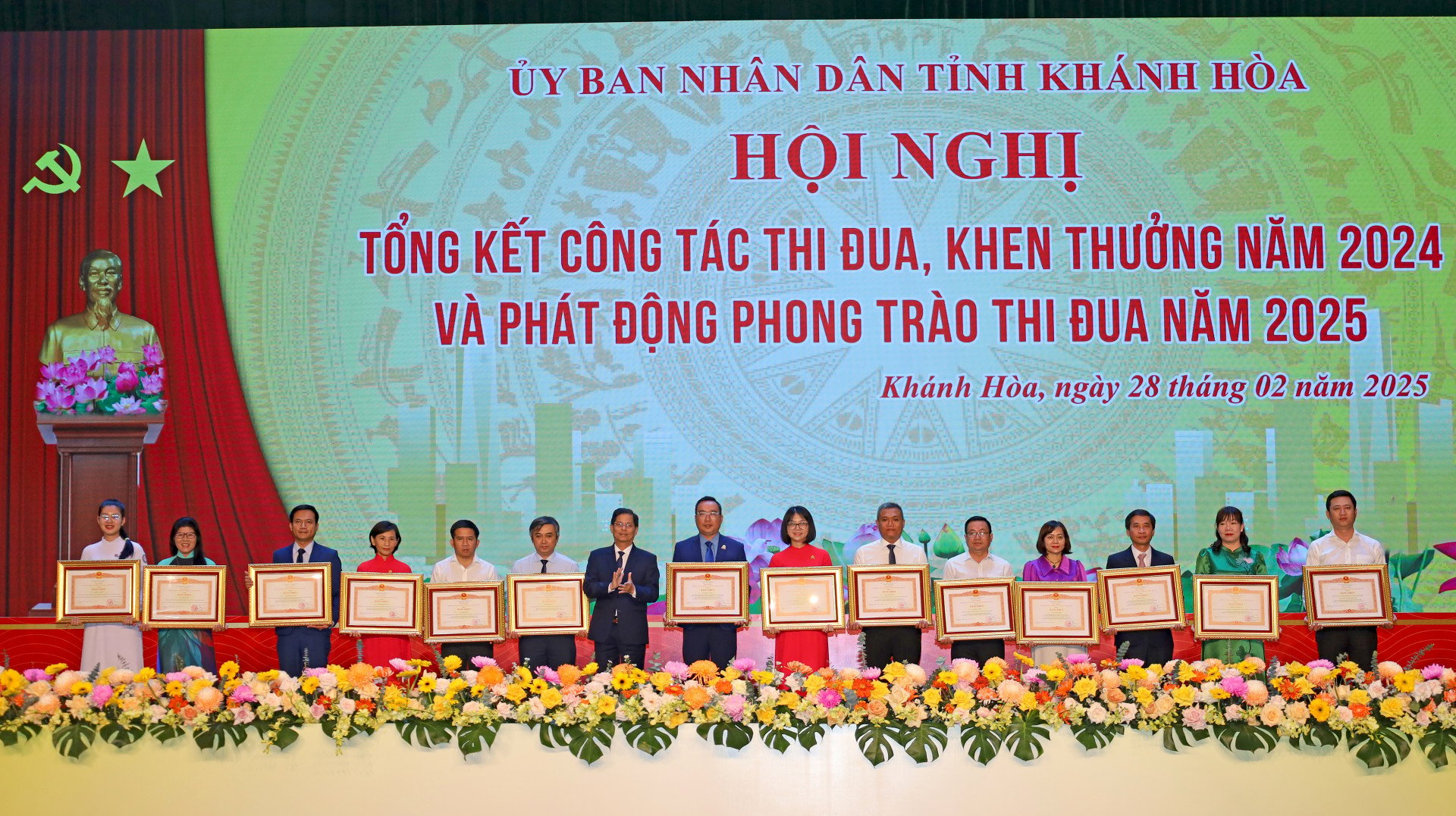 Comrade Nguyen Tan Tuan awarded certificates of merit from the Prime Minister to collectives and individuals. Photo: N.V