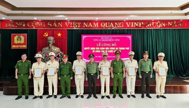 다낭시 경찰 이사회는 임명 결정을 받은 6명의 경찰관을 축하했습니다.