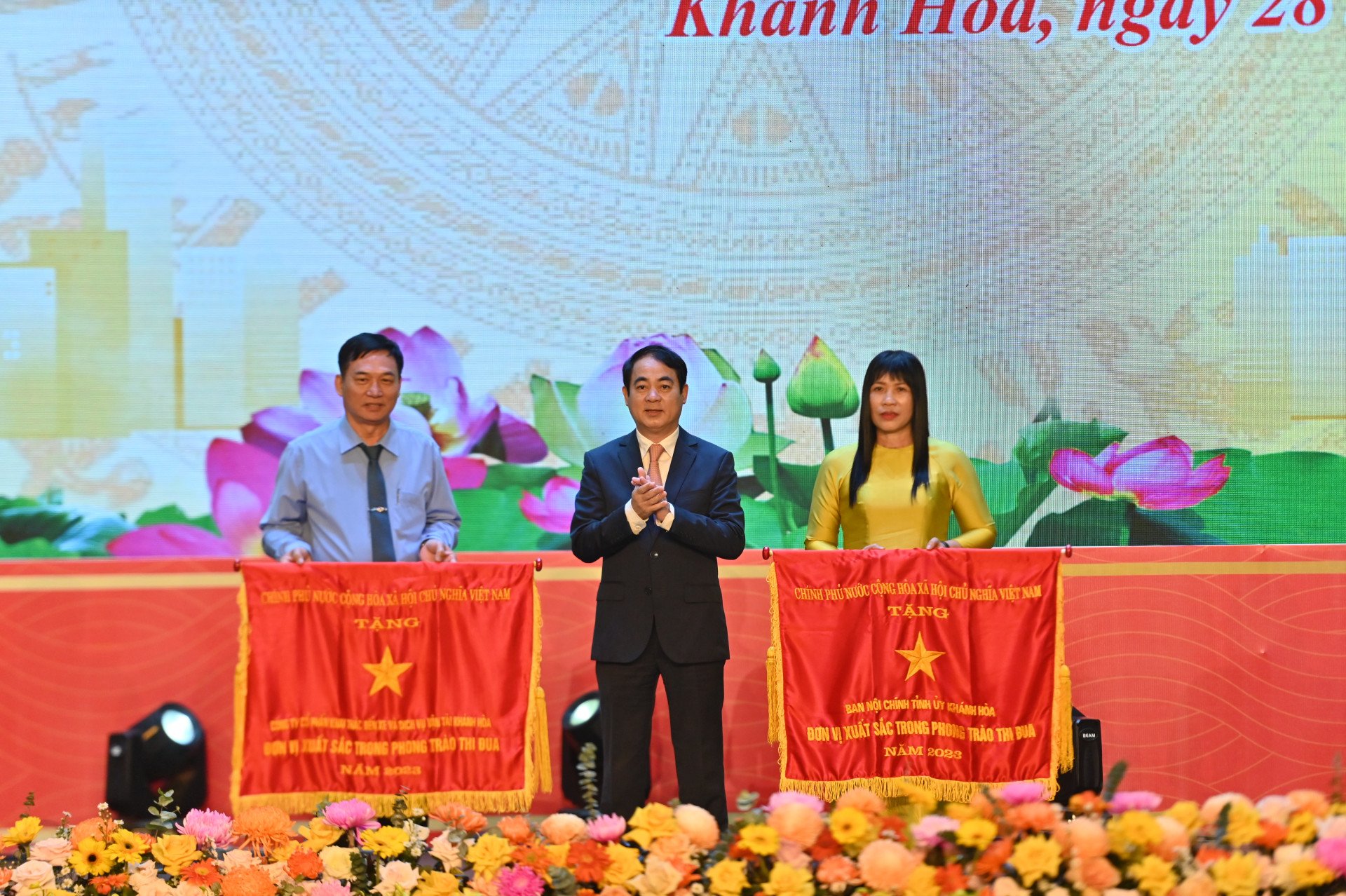 Comrade Nghiem Xuan Thanh awarded the Government's emulation flag to the collectives.