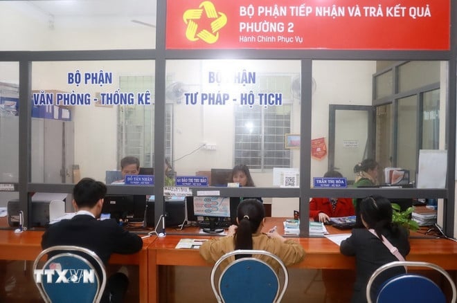 Le service à guichet unique reçoit les procédures administratives auprès des comités populaires au niveau de la commune et du quartier. (Photo : Xuan Trieu/VNA)