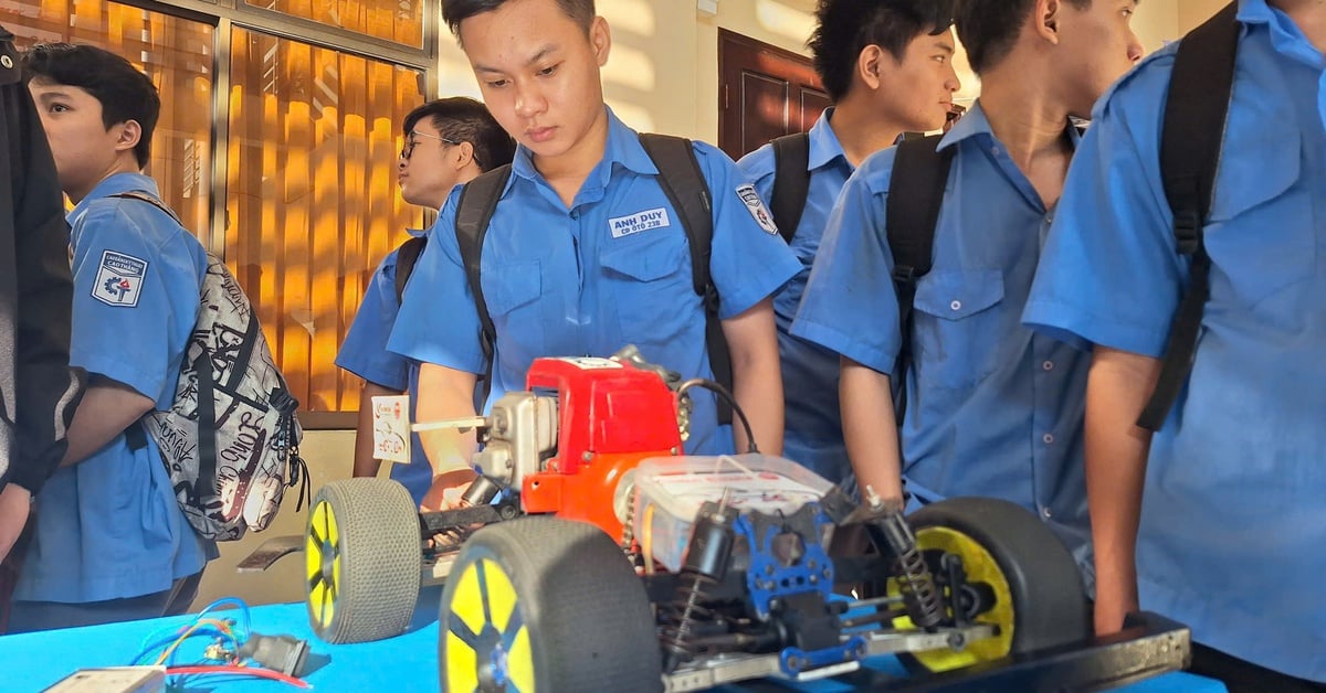 100 student teams compete to design hybrid cars