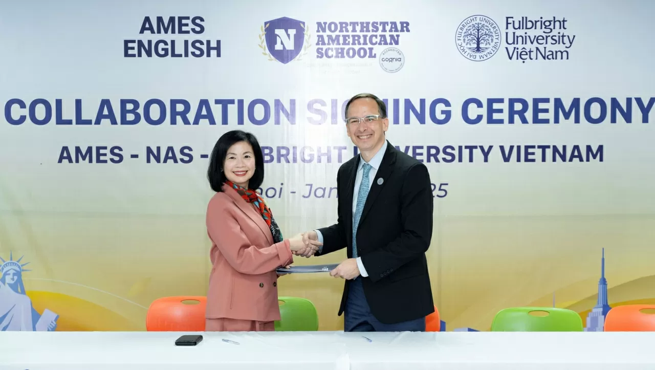 Bà Hà Ngọc Anh (trái), Chủ tịch NAS và AMES English, ký hợp tác chiến lược với ông Scott Andrew Fritzen, Chủ tịch Fulbright.