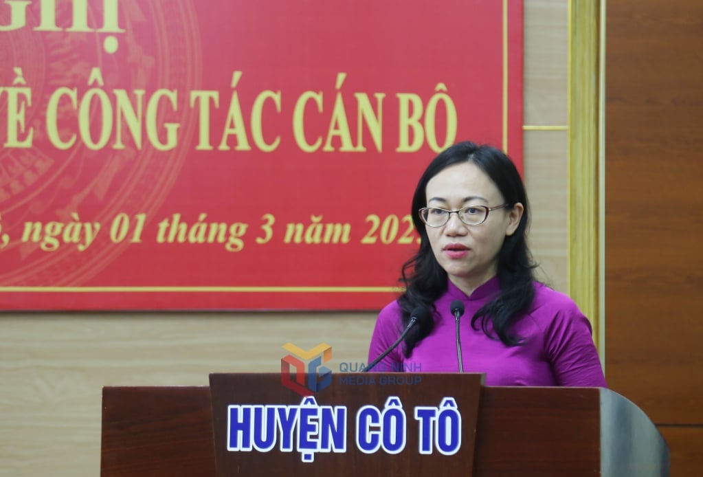 Đồng chí Lê Ngọc Hân, Bí thư Huyện ủy Cô Tô, phát biểu nhận nhiệm vụ.