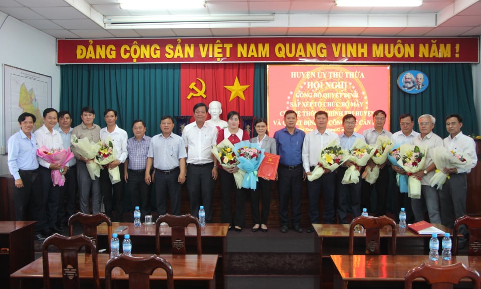 Thu Thua established specialized agencies under the district People's Committee