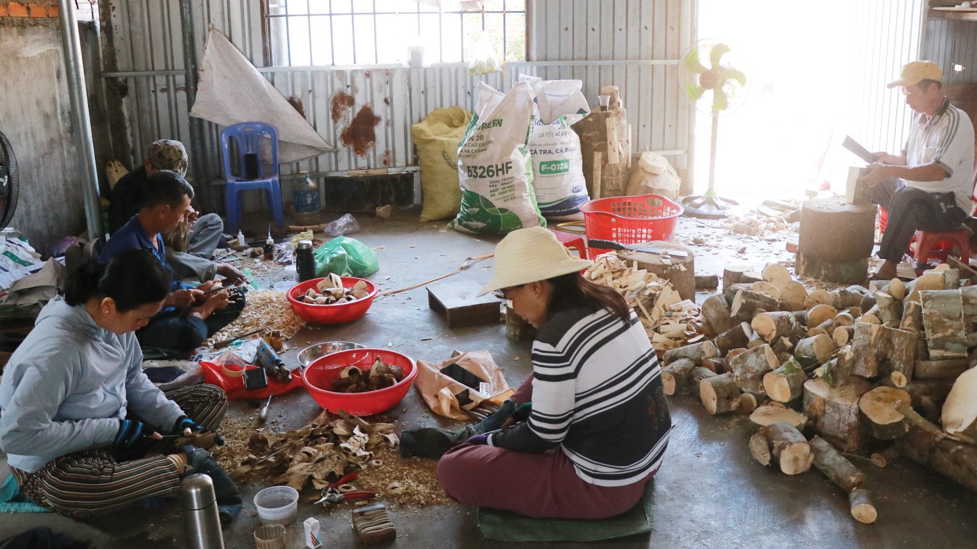 Van Thang agarwood carvers are meticulous with each stage of sculpting agarwood ornamental art.