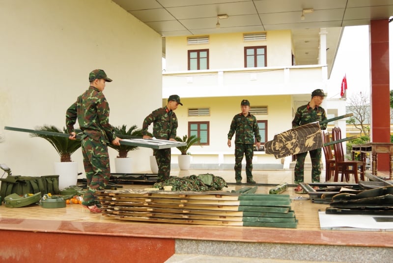 Cán bộ, chiến sĩ Trung đoàn BB 996 làm công tác chuẩn bị.