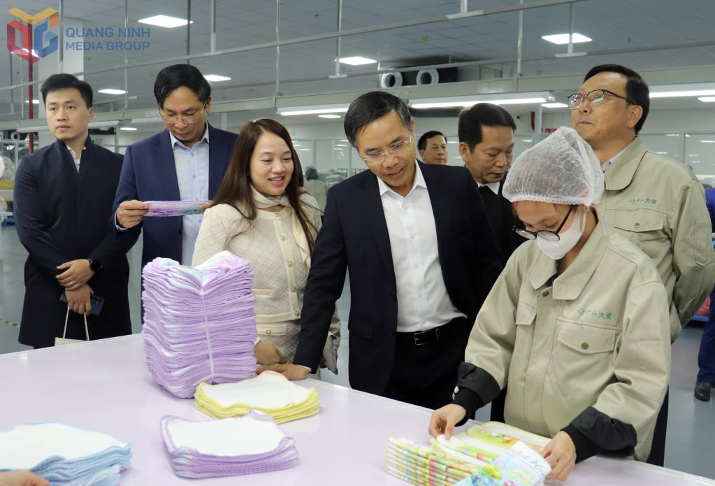 Le camarade Pham Duc An, président du Comité populaire provincial, s'est entretenu avec des ouvriers de l'usine de la société Dai Dong Company Limited (parc industriel de Hai Ha), le 5 février 2025.