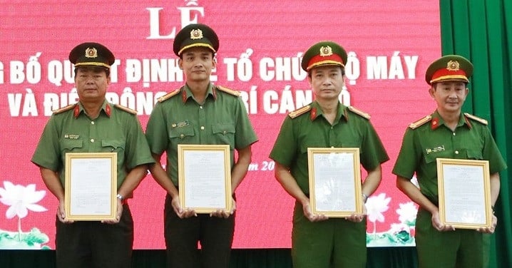 La policía de Tra Vinh, Vinh Long y Dong Thap entrega decisiones sobre el trabajo del personal