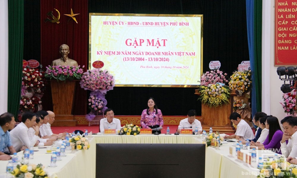 Phu Binh District Party Committee, People's Council and People's Committee organized a meeting with business representatives on the occasion of Vietnamese Entrepreneurs Day.