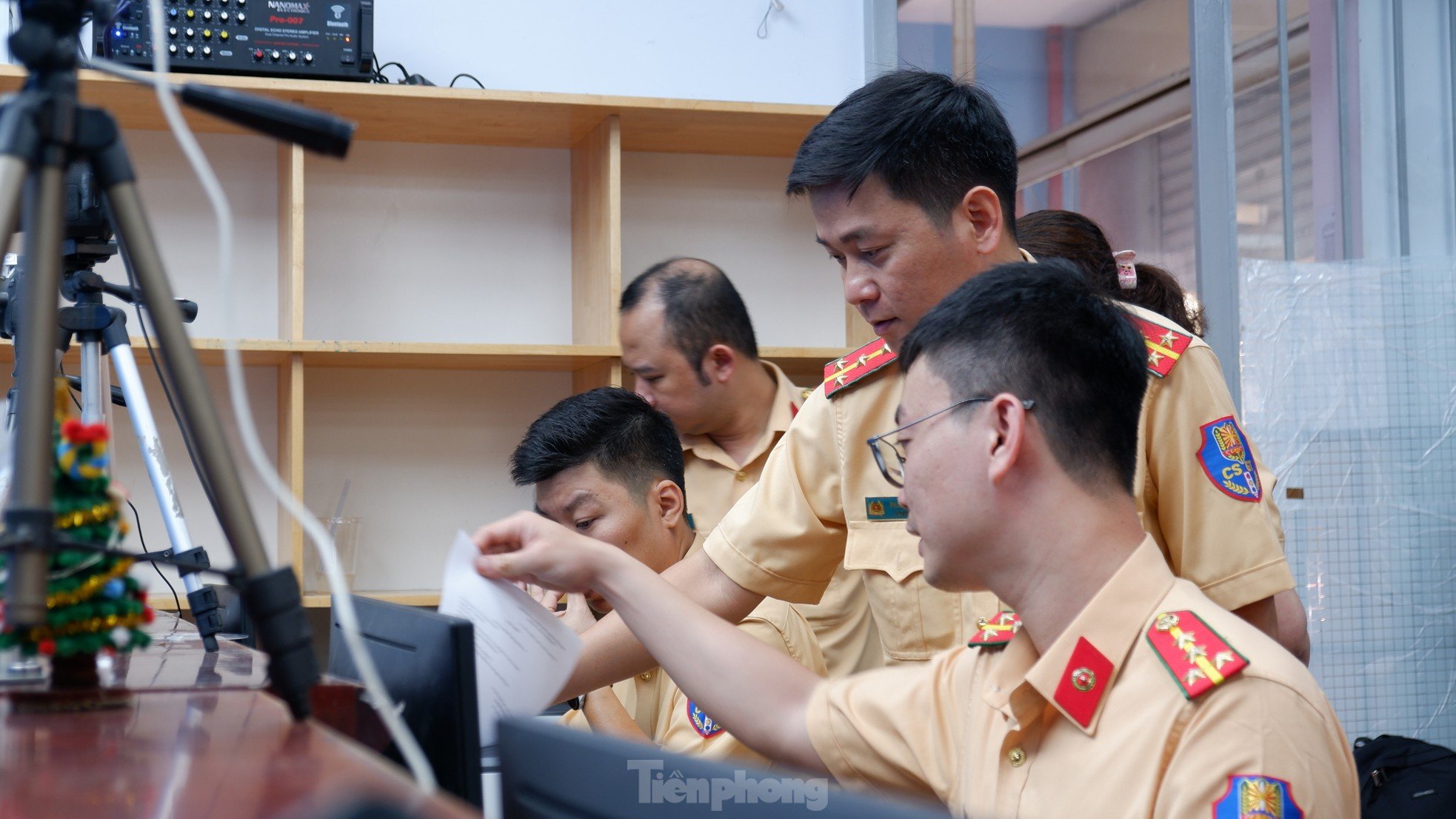 Am ersten Tag kamen die Leute zur Polizeiwache in Ho-Chi-Minh-Stadt, um ihren Führerschein abzuholen oder umzutauschen, Foto 8