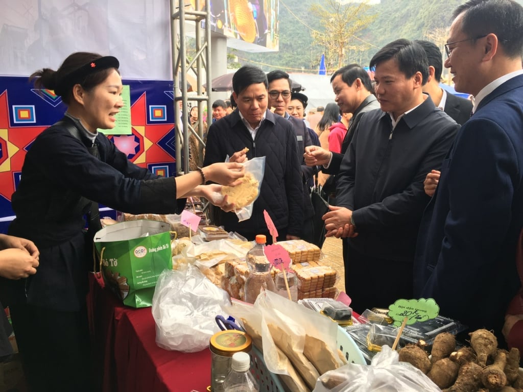 Provinzführer besuchen den Ocoop-Stand des Distrikts Quang Hoa