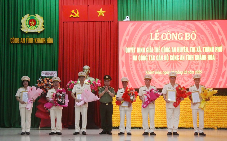 Đại tá Nguyễn Hữu Phước - Giám đốc Công an tỉnh Khánh Hòa trao các quyết định về công tác cán bộ.