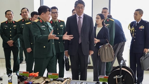 Vietnam recibe equipo moderno para limpieza de minas de Japón