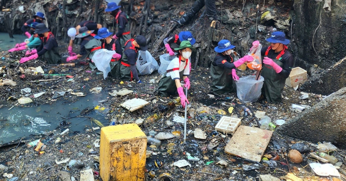 Jugendliche aus Ho-Chi-Minh-Stadt waten in den Hy-Vong-Kanal, um ihn zu „retten“, und sammeln mehr als 10 Tonnen Müll ein