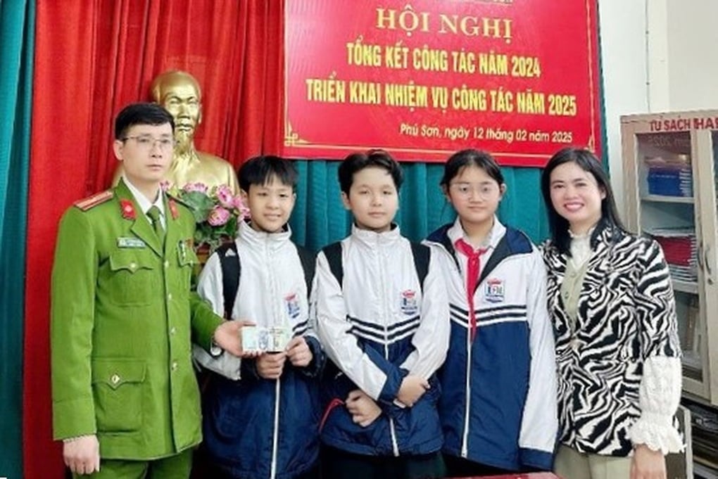 4 học sinh nhặt được 40 triệu đồng, nhờ công an tìm người làm rơi - 1