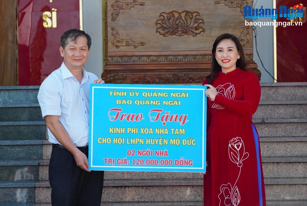 Quang Ngai Newspaper provides funding to support the removal of temporary and dilapidated houses.