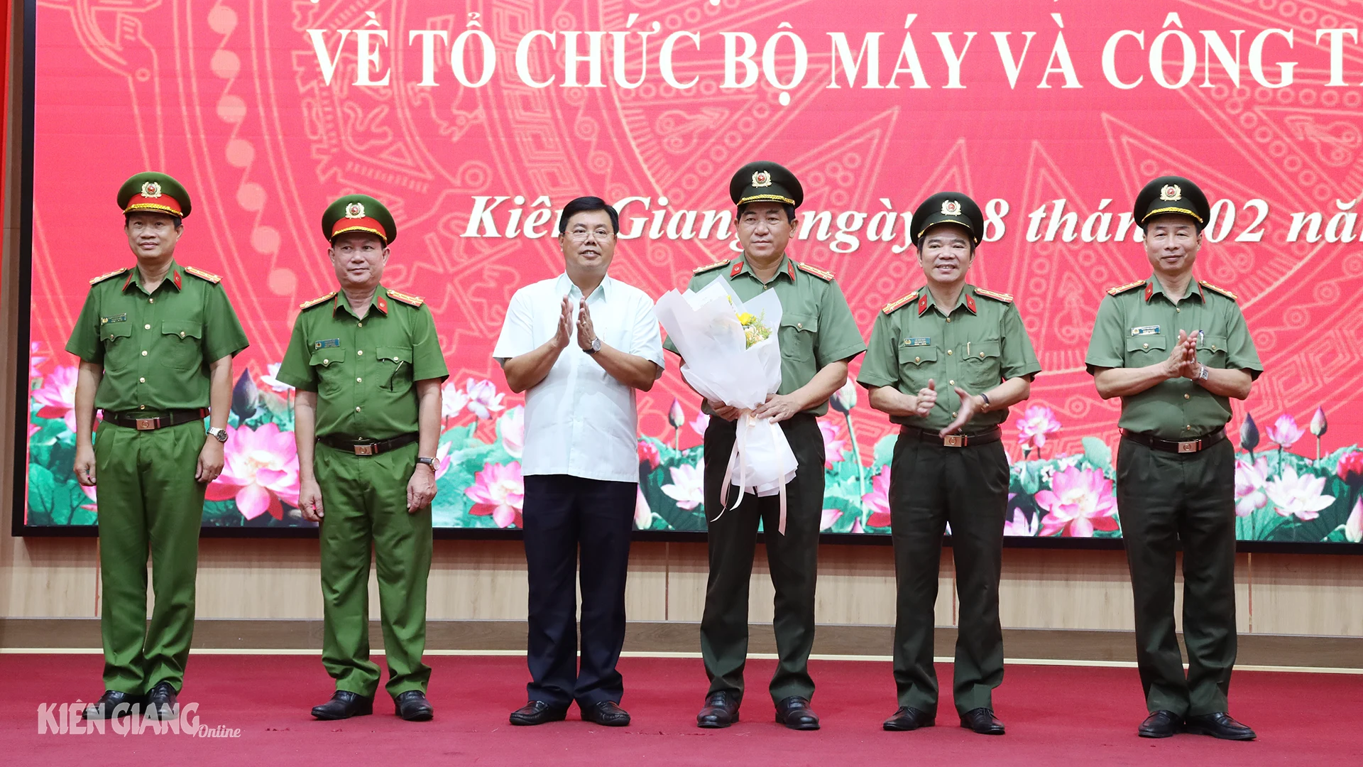 ตำรวจภูธรเกียนซางประกาศมติเรื่องโครงสร้างองค์กร