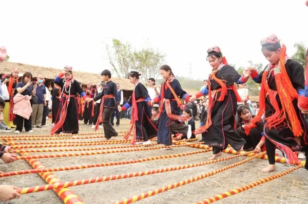 مهرجان قرية بانج كا الصاخبة في المدينة. ها لونج، كوانج نينه