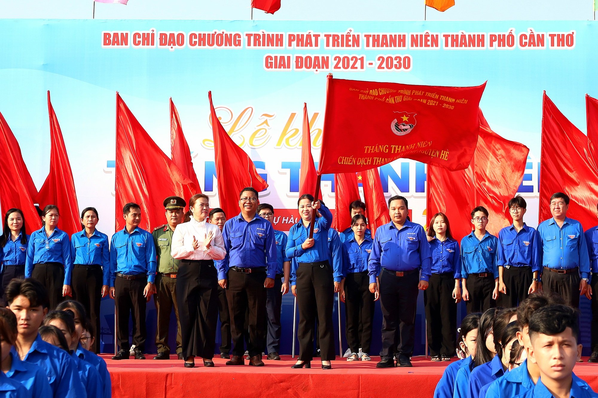 Thanh niên Cần Thơ làm Đường cờ Tổ quốc dài 50km trong Tháng thanh niên - Ảnh 1.