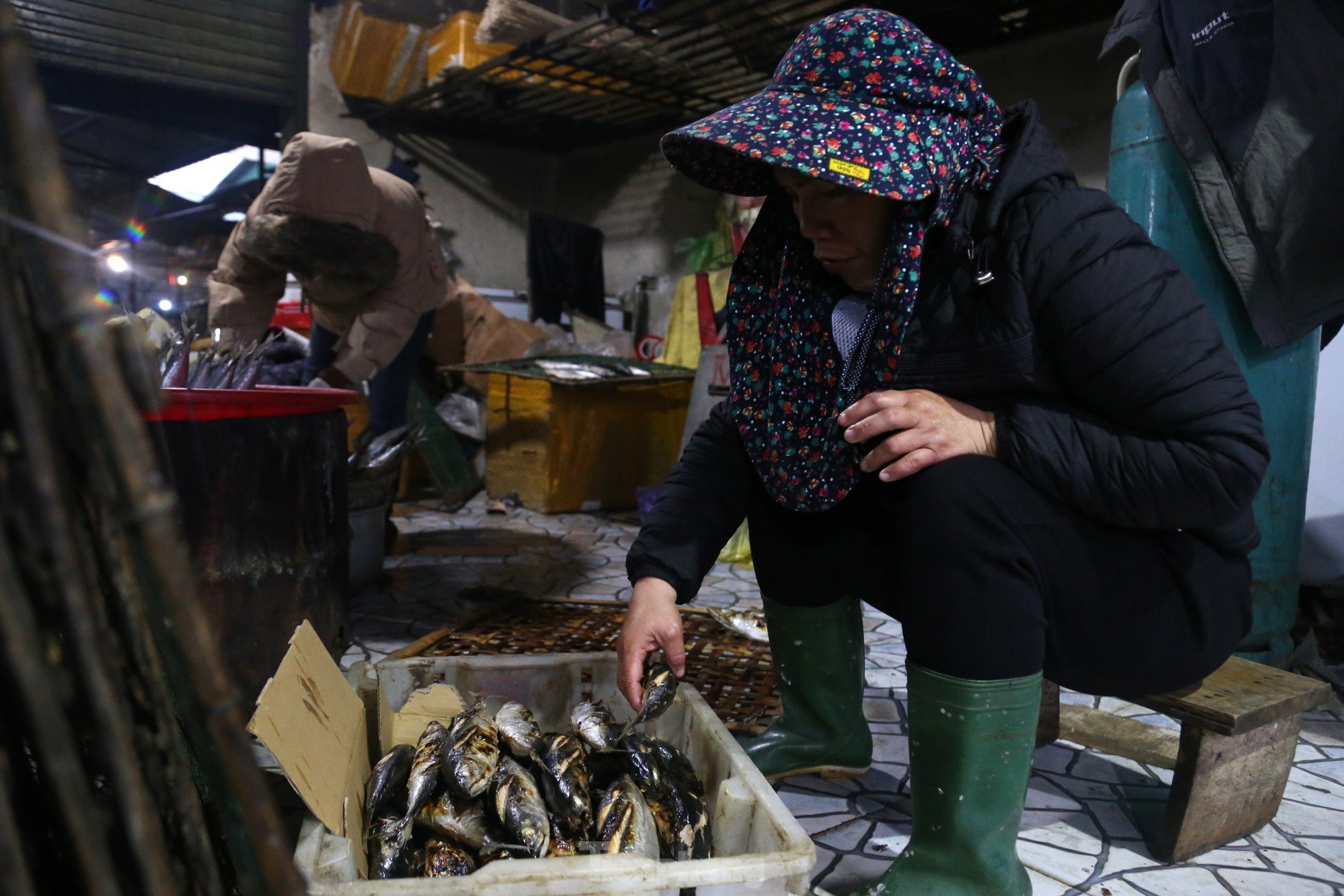 漁村の女性たちは、寒くて雨の日でも「煙まみれ」の仕事で汗を流す 写真15