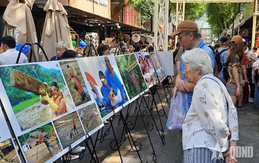 Visitors enjoy a photo exhibition selected from the photo book.