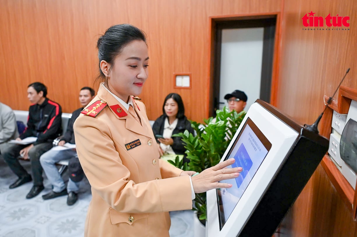 The first day Hanoi Police tested and issued driving licenses