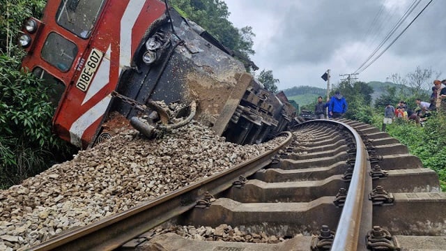 列車がトラックと衝突、南北鉄道が麻痺