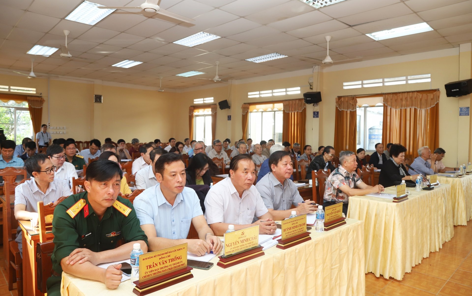 គណៈប្រតិភូដែលចូលរួមសន្និសីទបានផ្តល់យោបល់លើសេចក្តីព្រាងឯកសារនៃមហាសន្និបាតលើកទី៧ នៃគណៈកម្មាធិការបក្សទីក្រុង Bao Loc អាណត្តិ ២០២៥ - ២០៣០។