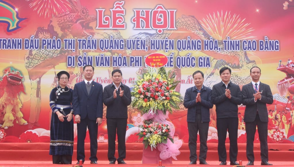 Provinzführer überreichten Blumen, um zur Eröffnungszeremonie des Feuerwerksfestivals in der Stadt Quang Uyen (Quang Hoa) zu gratulieren.