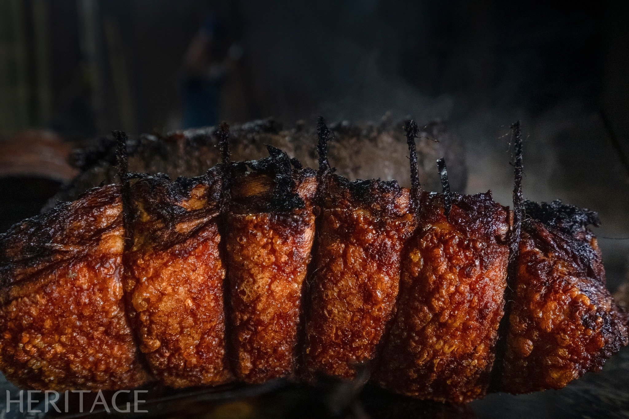 Visitez l'ancien village de Duong Lam pour déguster un plat de porc rôti