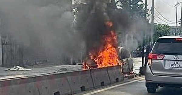 5-seat car caught fire in Ho Chi Minh City