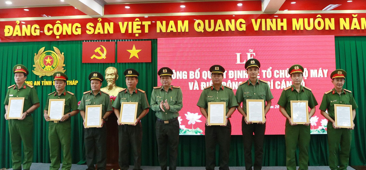 Đại tá Nguyễn Văn Hiểu, Giám đốc Công an tỉnh trao quyết định điều động, bố trí cho các đồng chí Lãnh  đạo cấp phòng, huyện. (1).jpg