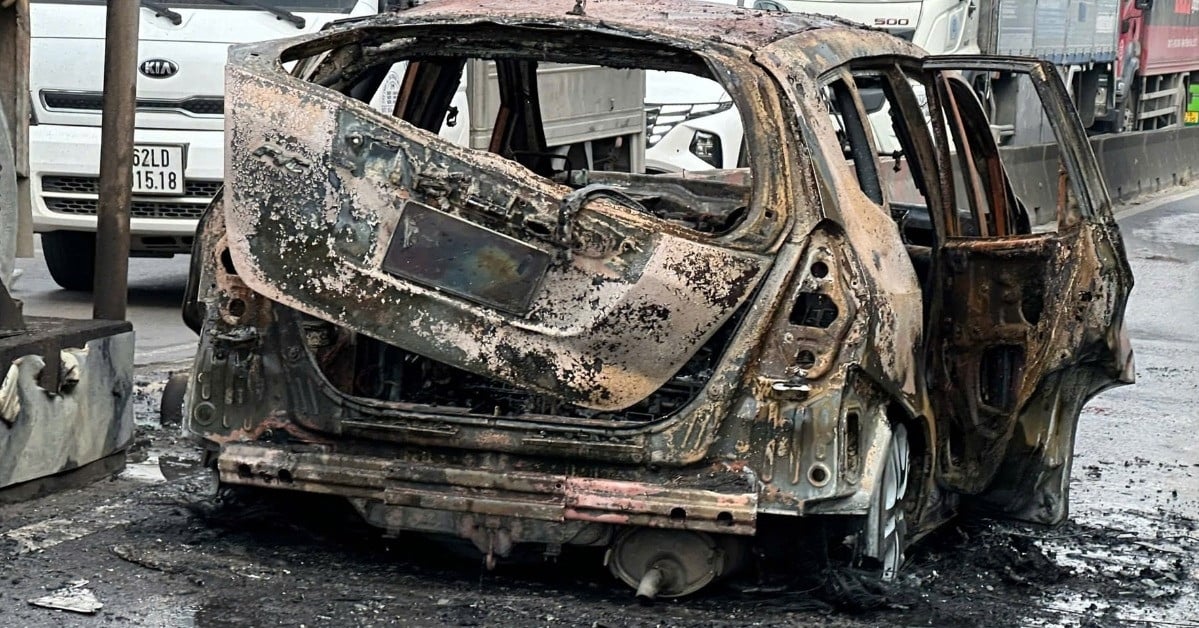 Une voiture a brûlé en roulant, la route reliant Ho Chi Minh-Ville à Long An a été bloquée sur 3 km