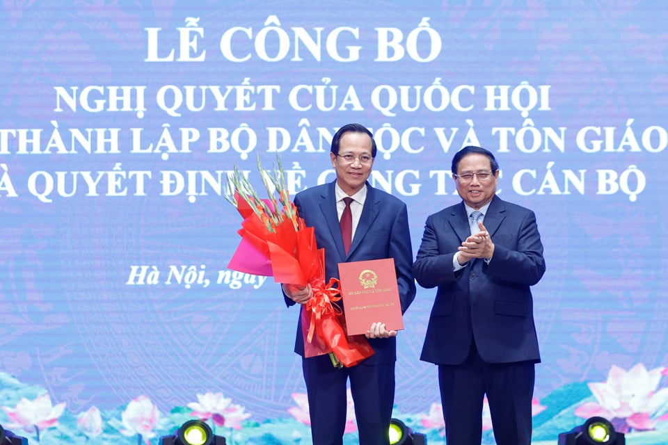 Thủ tướng trao Quyết định bổ nhiệm Bộ trưởng Bộ Dân tộc và Tôn giáo đối với đồng chí Đào Ngọc Dung - Ảnh: VGP/Nhật Bắc  