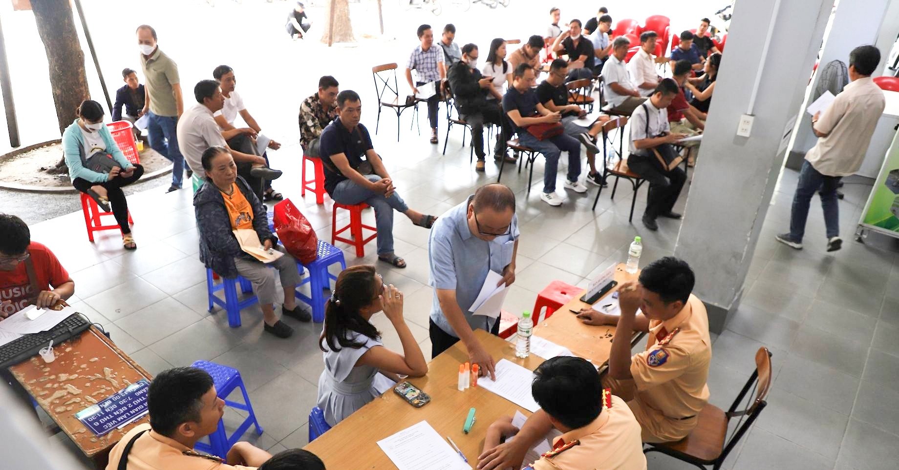 La policía de tránsito de Ciudad Ho Chi Minh emite y renueva licencias de conducir, la gente está emocionada de esperar 5 días para obtener sus licencias