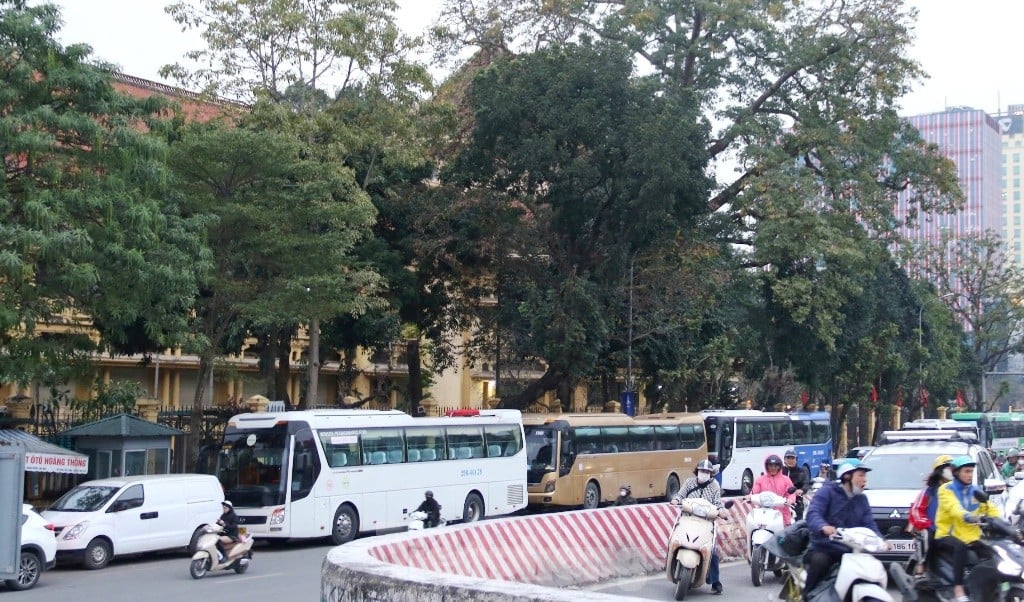 Ab heute ist es Fahrzeugen mit 16 Sitzplätzen während der Hauptverkehrszeit verboten, in der Altstadt von Hanoi zu zirkulieren. Foto 7