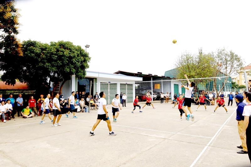 La finale de volley-ball masculin a attiré de nombreux spectateurs venus regarder et encourager.