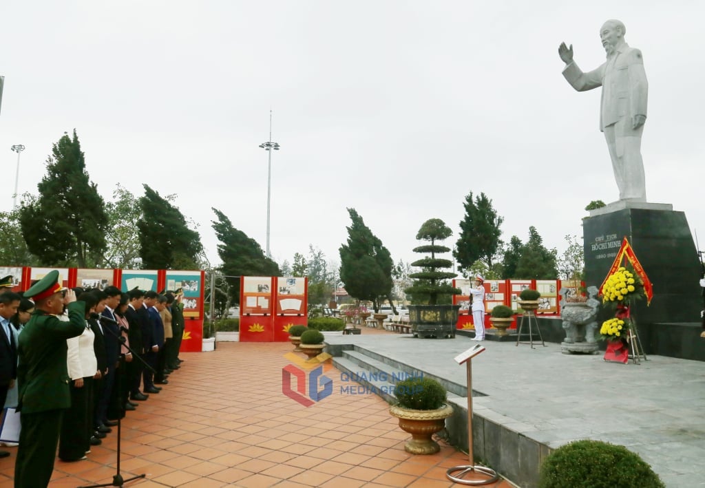 Các đại biểu dành một phút thành kính tưởng nhớ Chủ tịch Hồ Chí Minh tại Khu Di tích Quốc gia đặc biệt - khu lưu niệm Chủ tịch Hồ Chí Minh trên đảo Cô Tô.