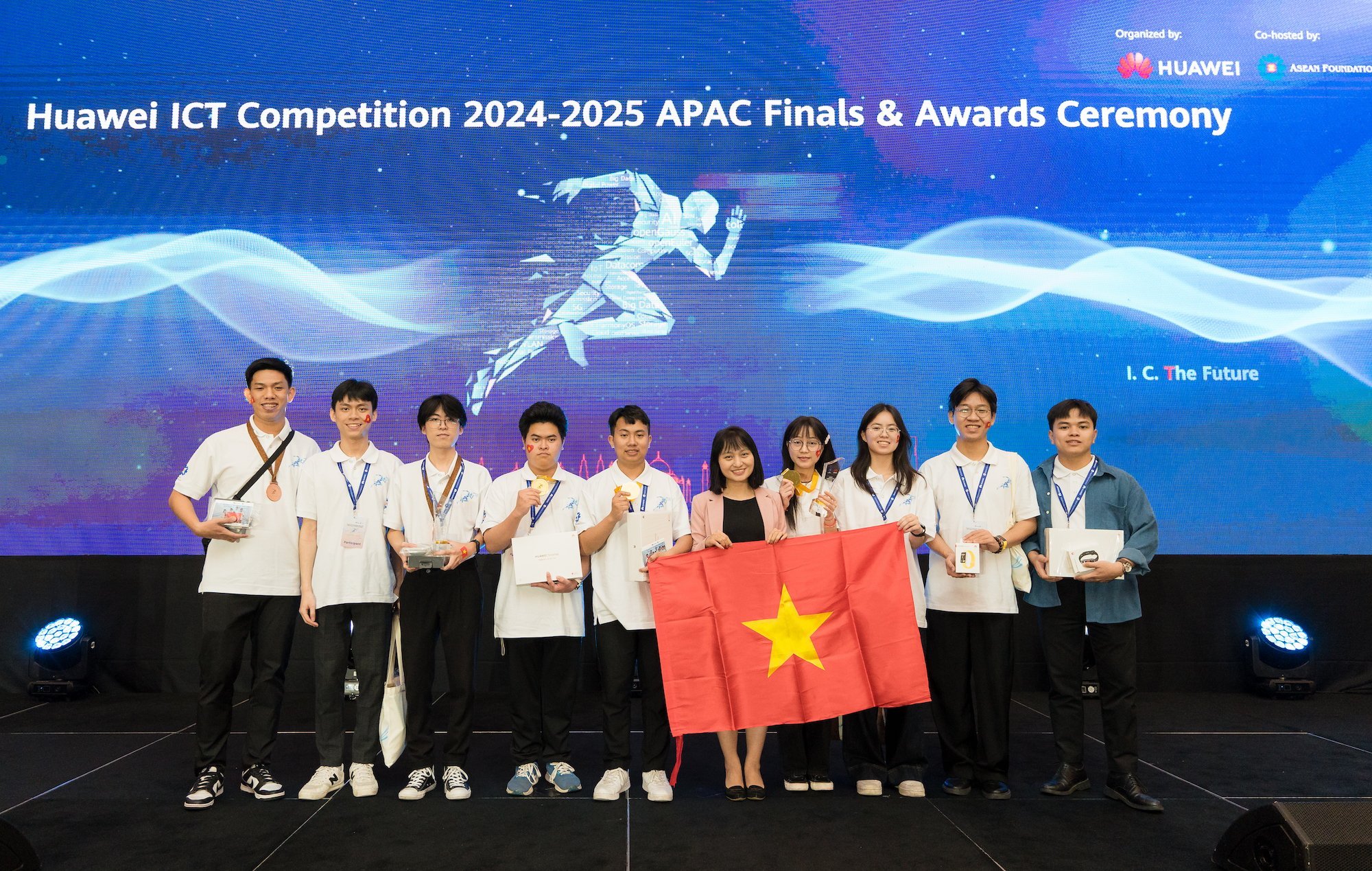 Đội Việt Nam đại thắng với 3 giải thưởng tại vòng thi khu vực cuộc thi Huawei ICT Competition 2024 - 2025 tại Malaysia.