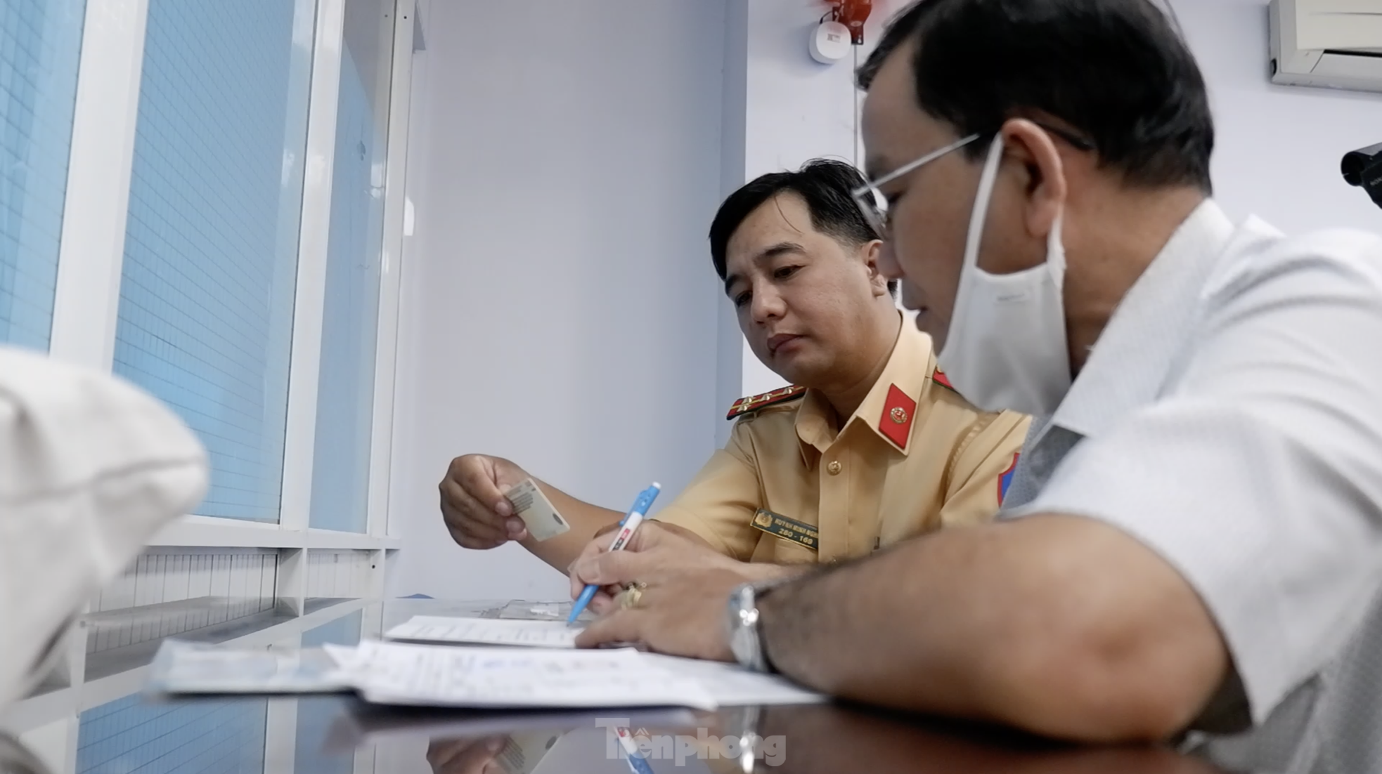 Am ersten Tag kamen die Leute zur Polizeiwache in Ho-Chi-Minh-Stadt, um ihren Führerschein abzuholen oder umzutauschen, Foto 3