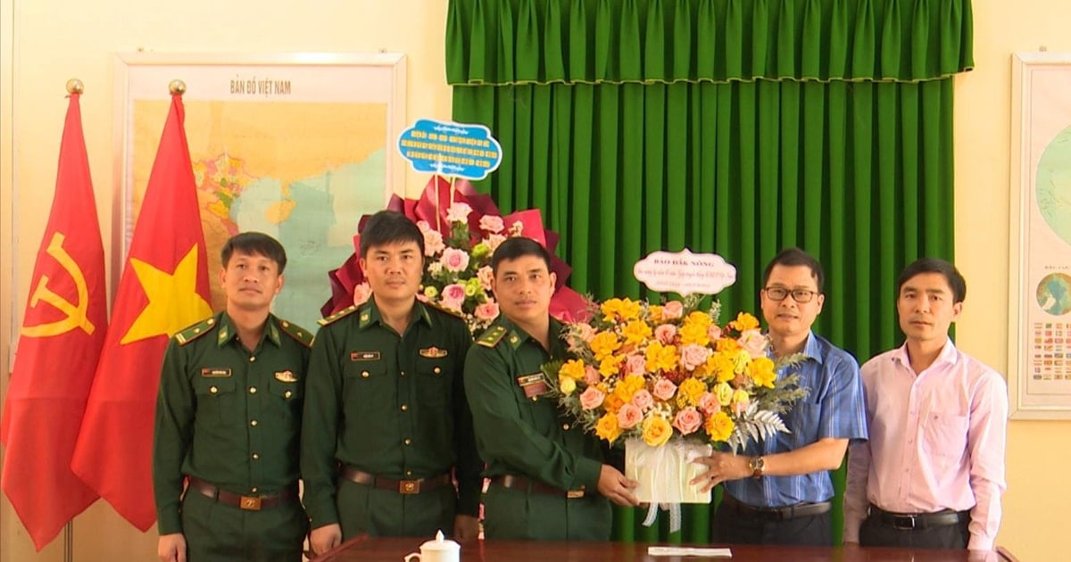 El periódico Dak Nong visita y felicita a la estación de guardia fronteriza de Dak Dang